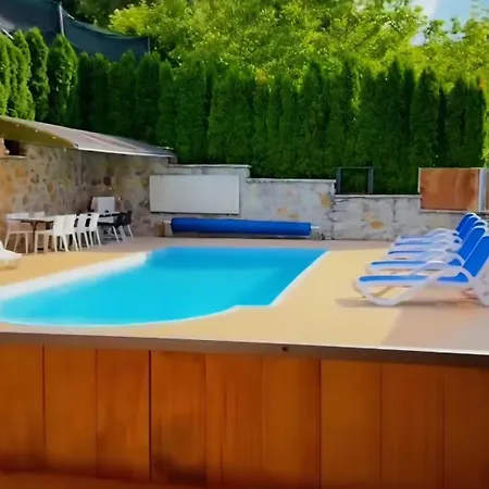 Vikendica Sa Bazenom Pecigrad Tatil Evi *